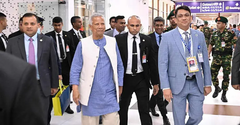 চার দিনের যুক্তরাজ্য সফর শেষে ঢাকায় পৌঁছেছেন প্রধান উপদেষ্টা